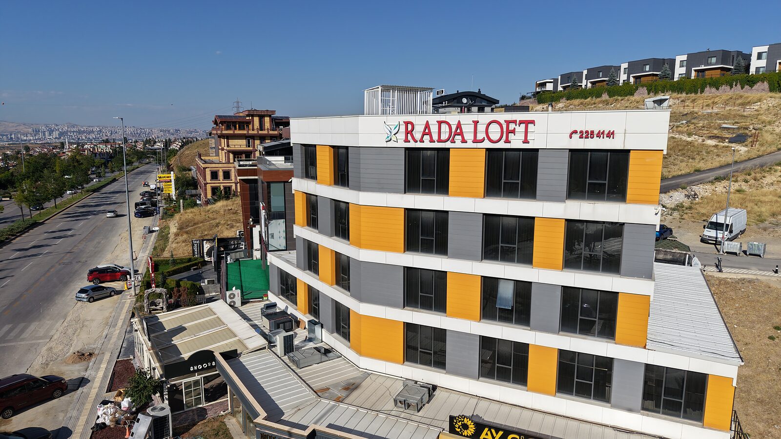 Angora Öğrenci Yurdu — çatısında RADA LOFT tabelası olan bina cephesi
