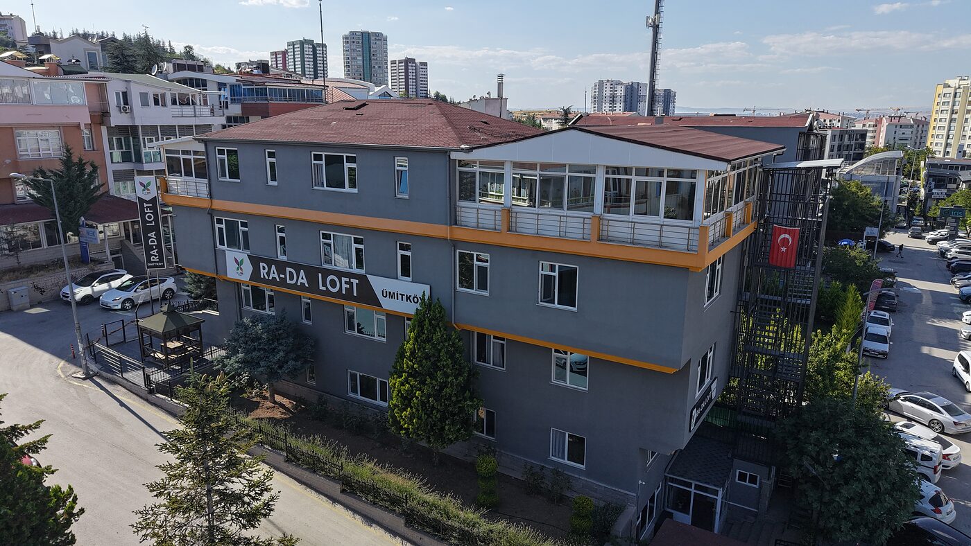 Ümitköy Öğrenci Yurdu — binanın havadan görünümü ve çevresi